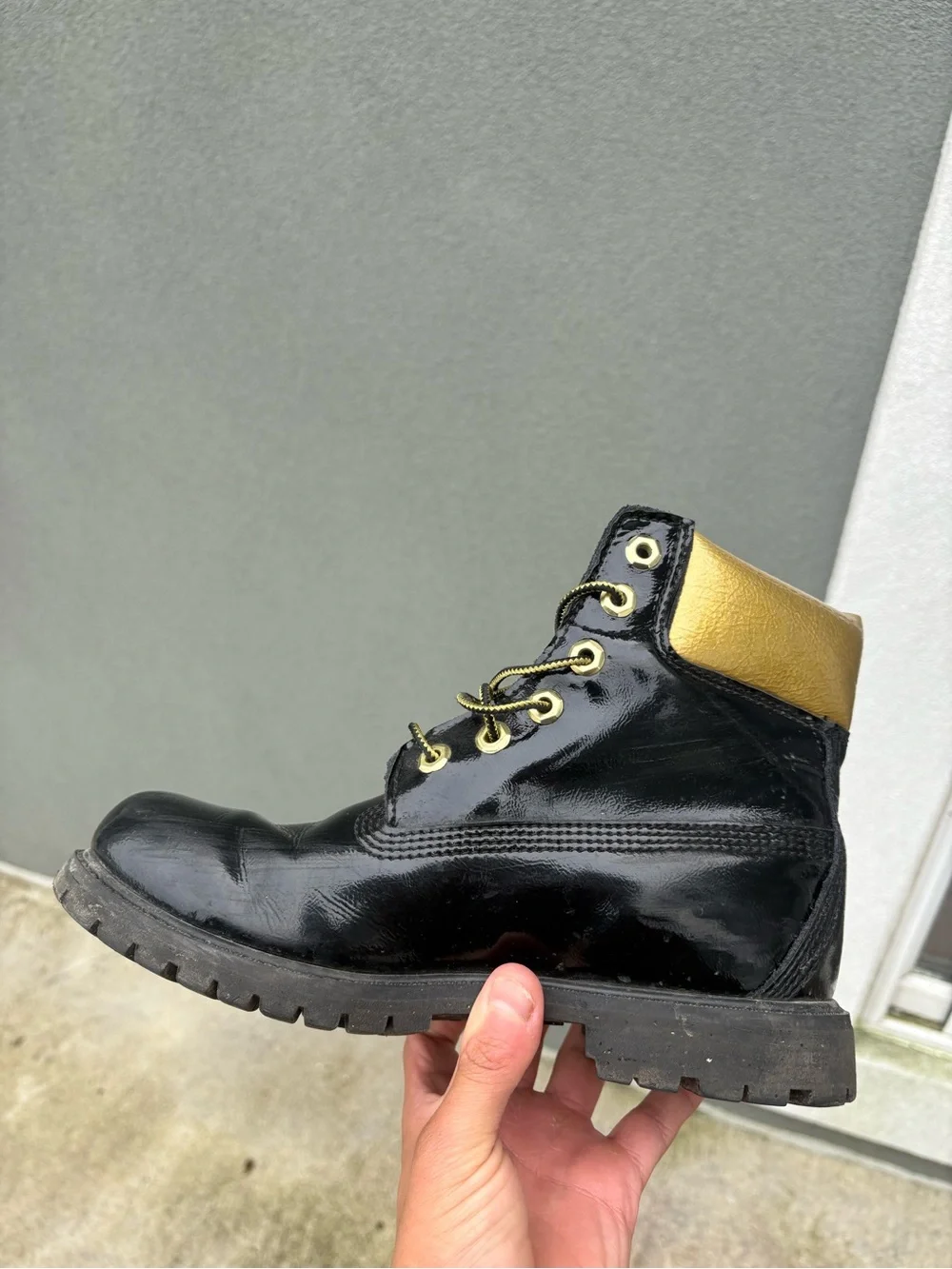 TIMBERLAND PATENT LEATHER BLACK AND GOLD BOOTS M8